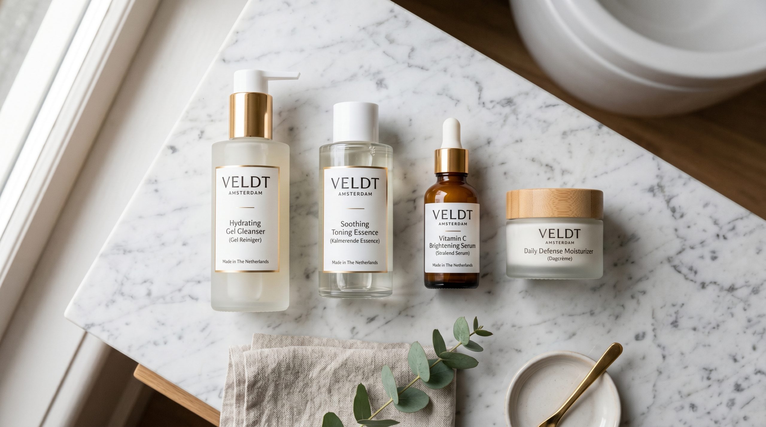 Complete skincare routine producten op marmeren badkamermeubel