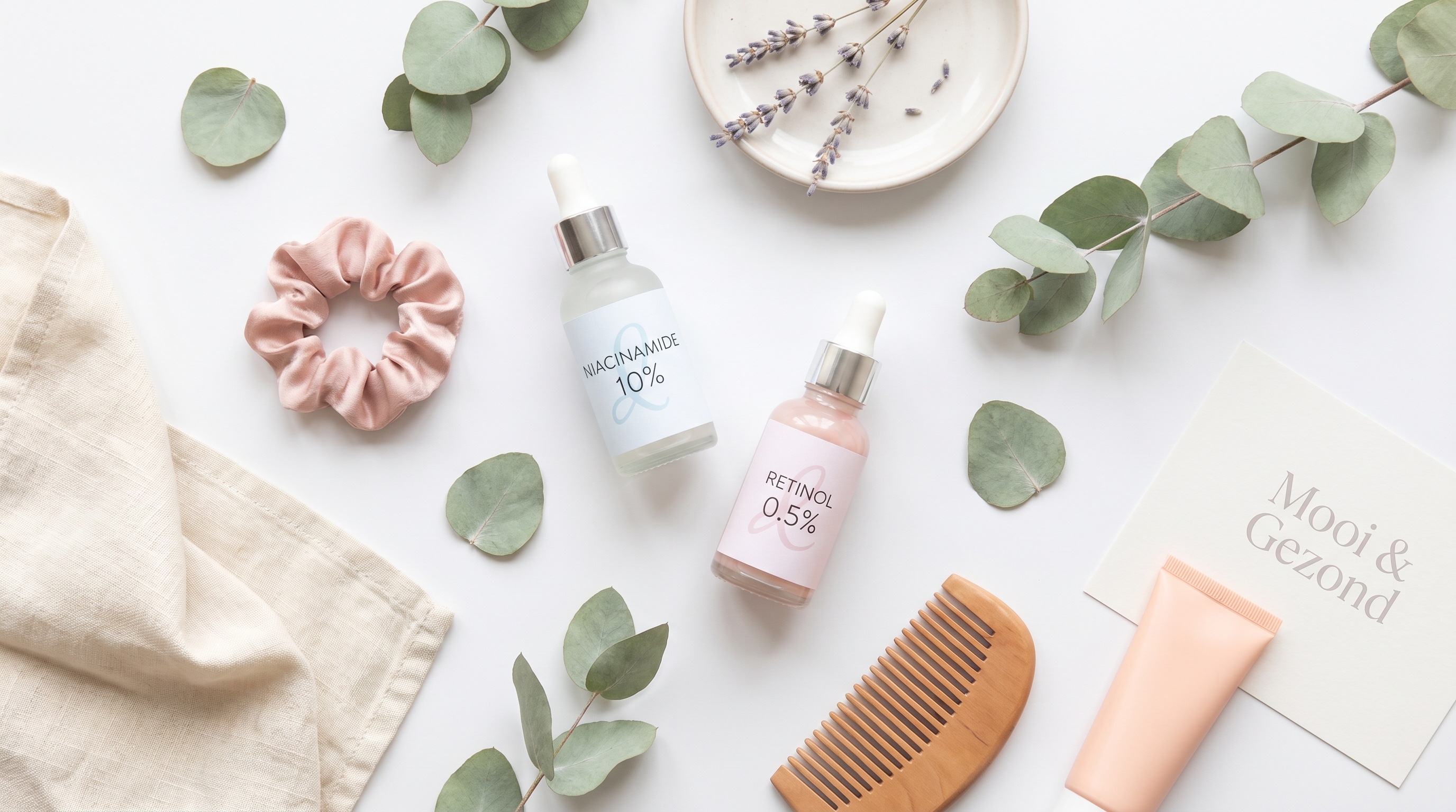 Niacinamide en retinol serums in glazen verpakking