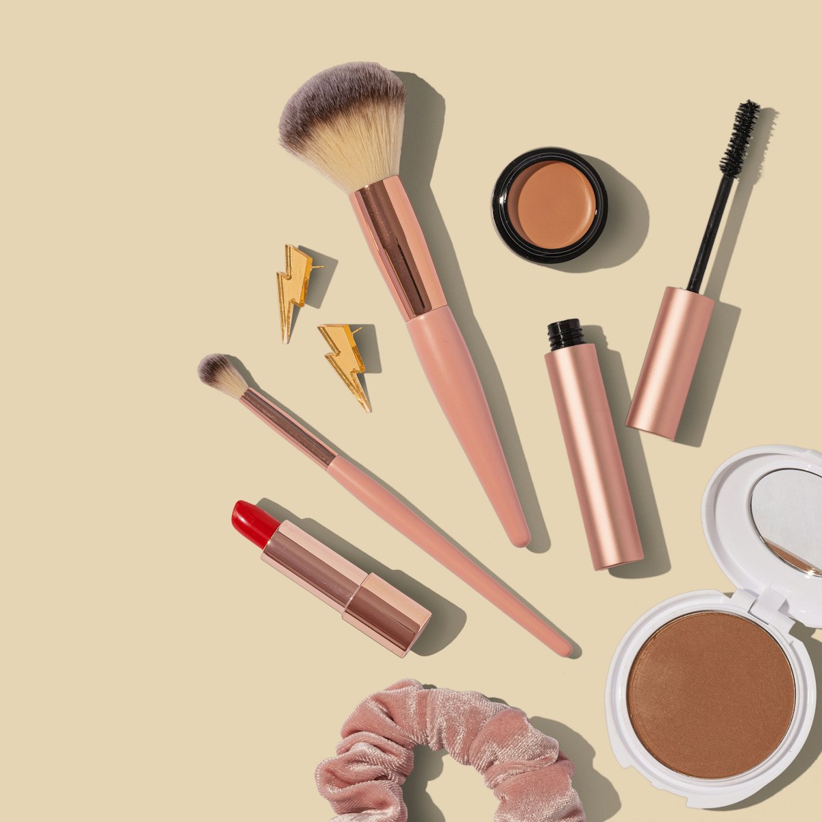 Luxe beauty merken parfum en skincare producten op een witte ondergrond
