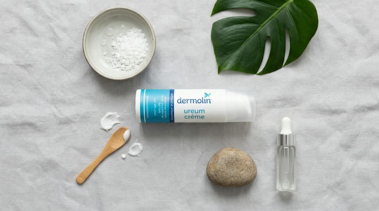 Close-up van een crème met ureum als ingrediënt op een stralende huid